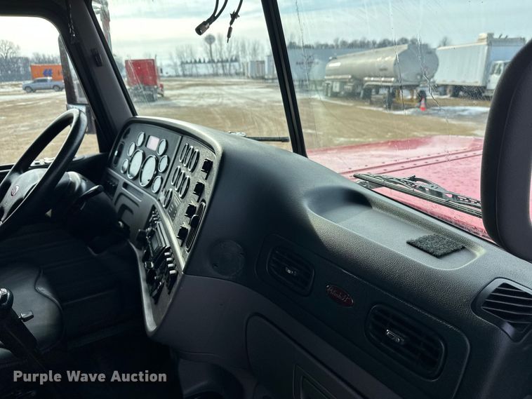 image for item DW4390 2022 Peterbilt 389 semi truck