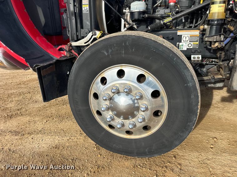 image for item DW4390 2022 Peterbilt 389 semi truck