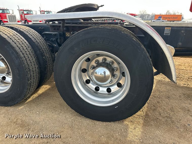 image for item DW4390 2022 Peterbilt 389 semi truck