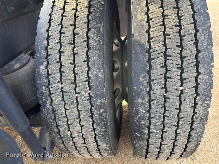 image for item DW4390 2022 Peterbilt 389 semi truck