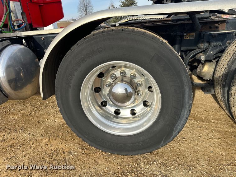 image for item DW4390 2022 Peterbilt 389 semi truck