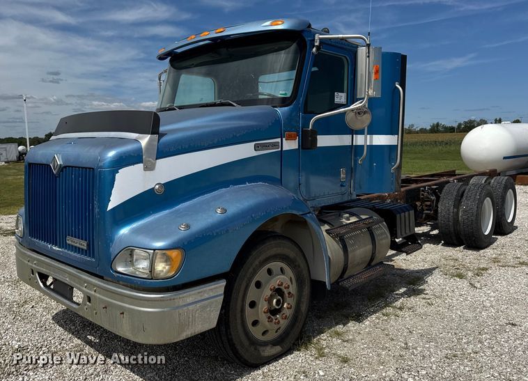 image for item DW6554 2001 International  9100i truck cab and chassis