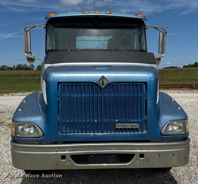 image for item DW6554 2001 International  9100i truck cab and chassis