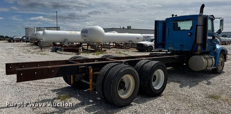 image for item DW6554 2001 International  9100i truck cab and chassis