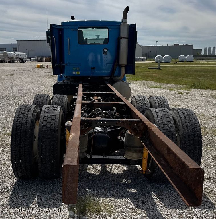 image for item DW6554 2001 International  9100i truck cab and chassis