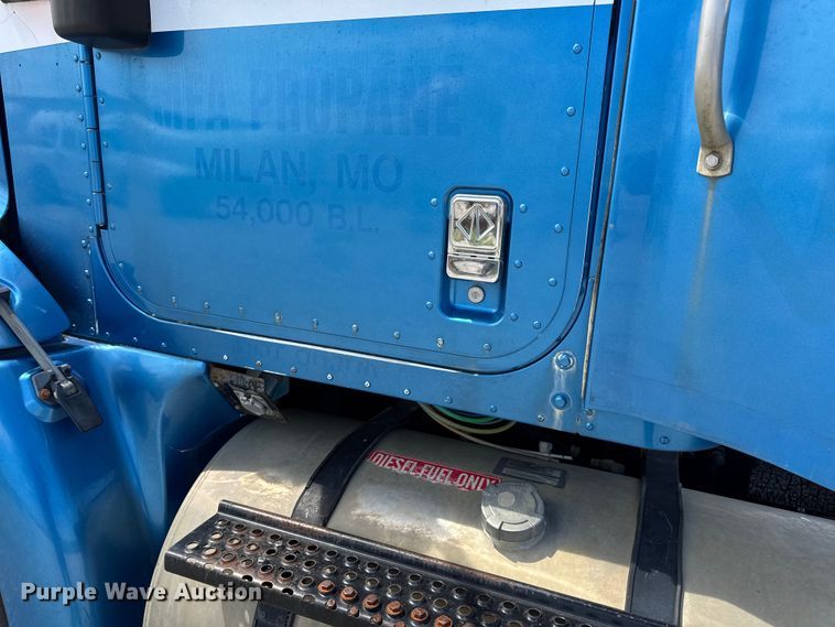 image for item DW6554 2001 International  9100i truck cab and chassis