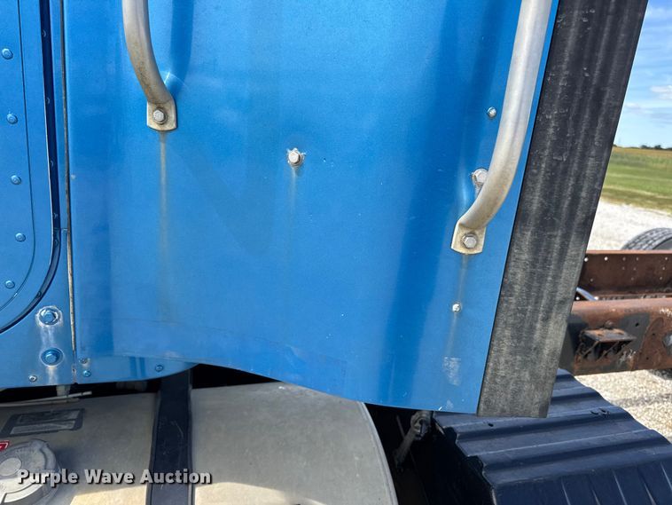 image for item DW6554 2001 International  9100i truck cab and chassis