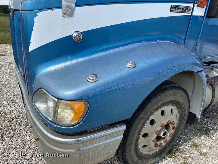 image for item DW6554 2001 International  9100i truck cab and chassis