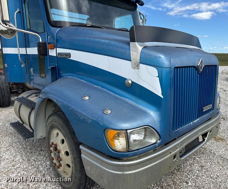 image for item DW6554 2001 International  9100i truck cab and chassis