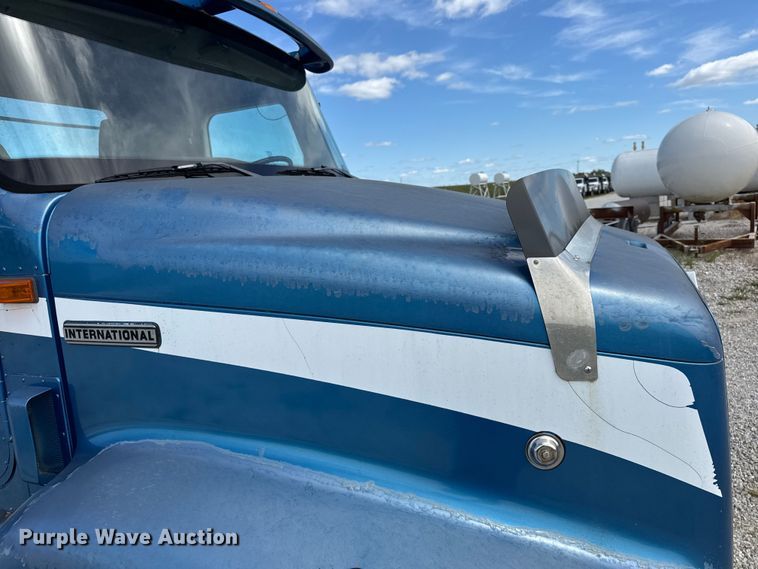 image for item DW6554 2001 International  9100i truck cab and chassis