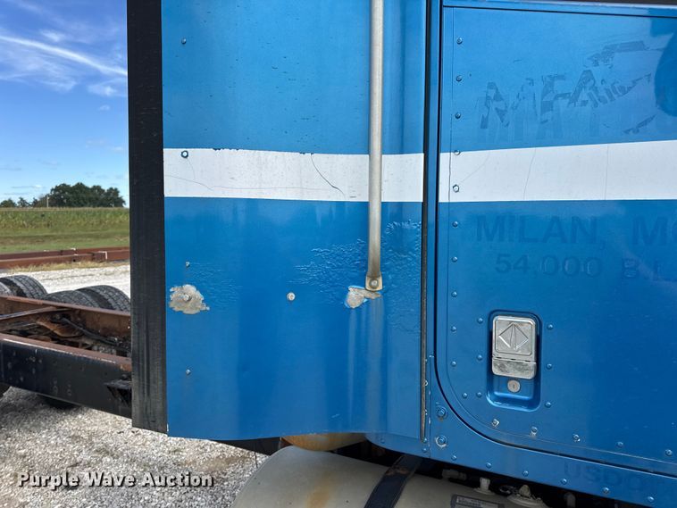 image for item DW6554 2001 International  9100i truck cab and chassis