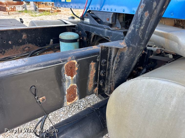 image for item DW6554 2001 International  9100i truck cab and chassis