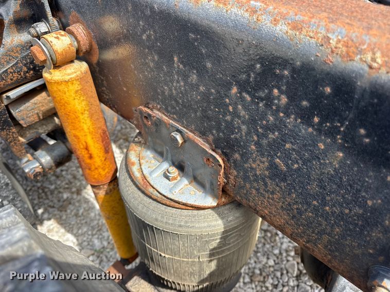 image for item DW6554 2001 International  9100i truck cab and chassis