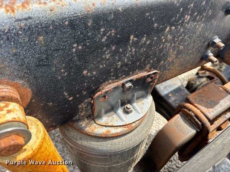 image for item DW6554 2001 International  9100i truck cab and chassis