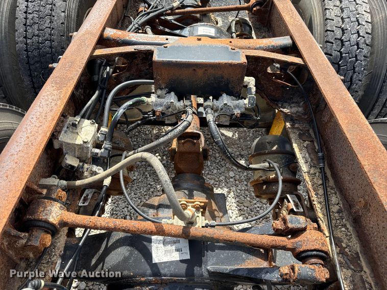 image for item DW6554 2001 International  9100i truck cab and chassis