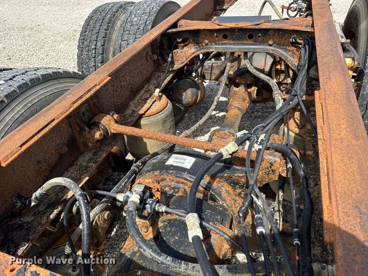 image for item DW6554 2001 International  9100i truck cab and chassis