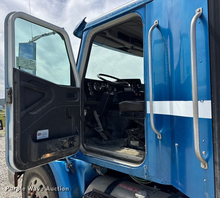 image for item DW6554 2001 International  9100i truck cab and chassis