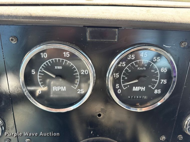 image for item DW6554 2001 International  9100i truck cab and chassis