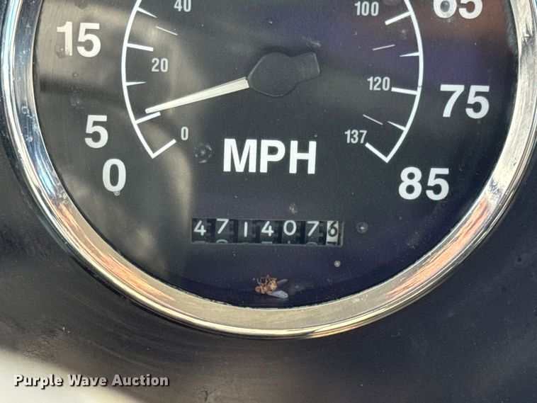 image for item DW6554 2001 International  9100i truck cab and chassis