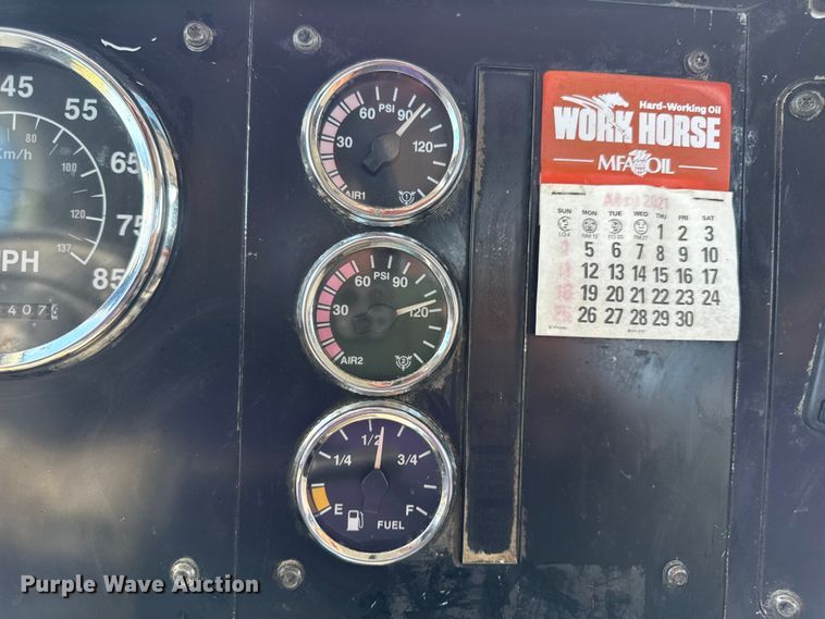 image for item DW6554 2001 International  9100i truck cab and chassis