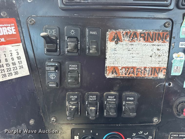 image for item DW6554 2001 International  9100i truck cab and chassis