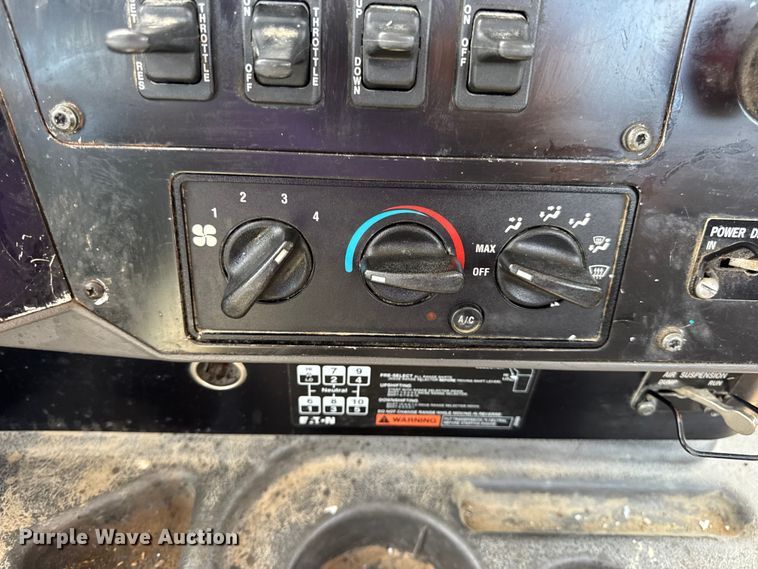 image for item DW6554 2001 International  9100i truck cab and chassis