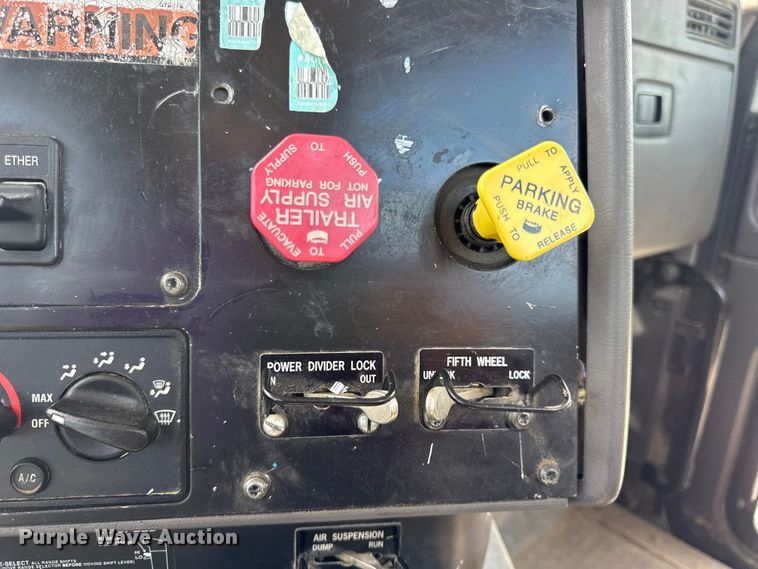 image for item DW6554 2001 International  9100i truck cab and chassis