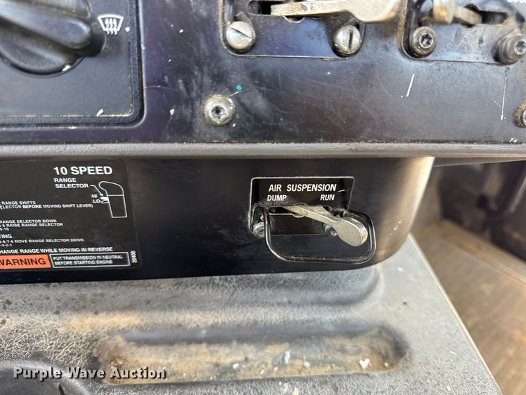 image for item DW6554 2001 International  9100i truck cab and chassis