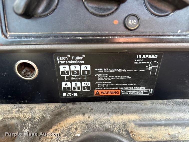 image for item DW6554 2001 International  9100i truck cab and chassis