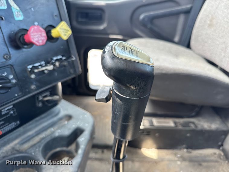 image for item DW6554 2001 International  9100i truck cab and chassis