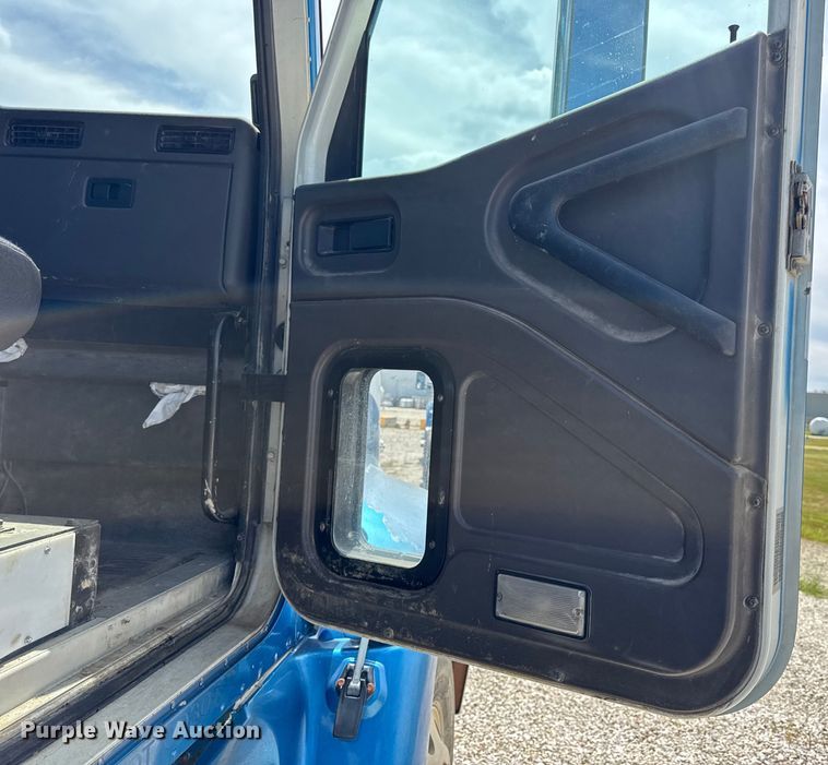 image for item DW6554 2001 International  9100i truck cab and chassis