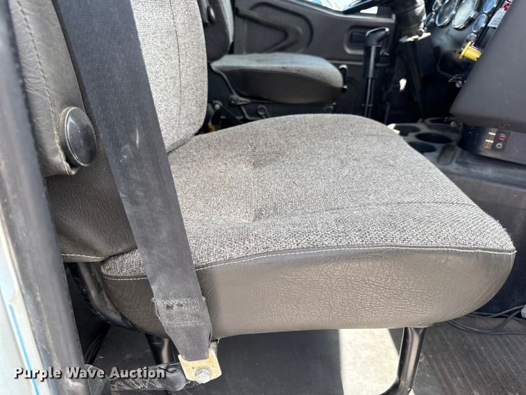 image for item DW6554 2001 International  9100i truck cab and chassis