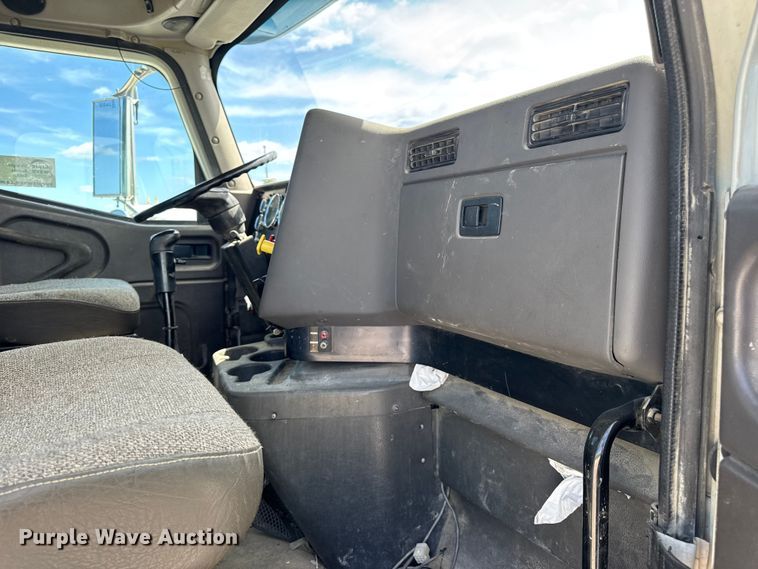 image for item DW6554 2001 International  9100i truck cab and chassis