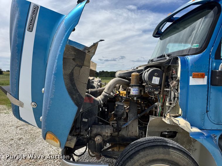 image for item DW6554 2001 International  9100i truck cab and chassis