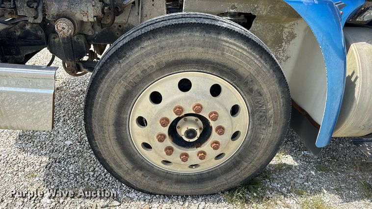 image for item DW6554 2001 International  9100i truck cab and chassis