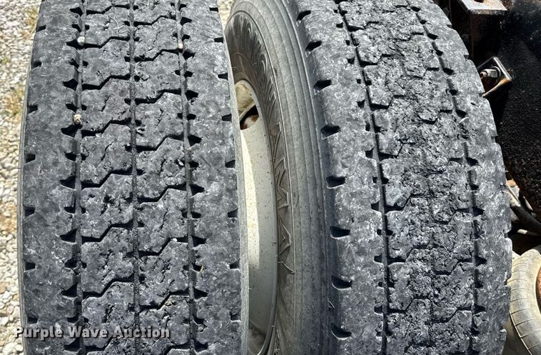 image for item DW6554 2001 International  9100i truck cab and chassis