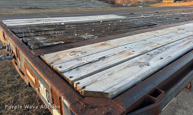 image for item DW6746 1973 Clark flatbed trailer