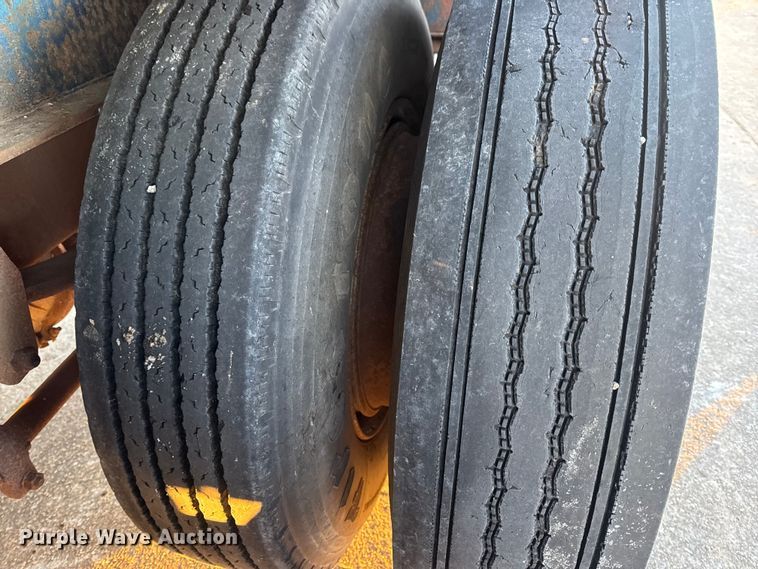 image for item DW6746 1973 Clark flatbed trailer