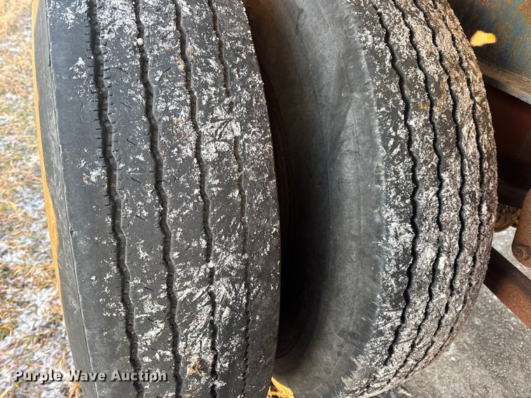 image for item DW6746 1973 Clark flatbed trailer