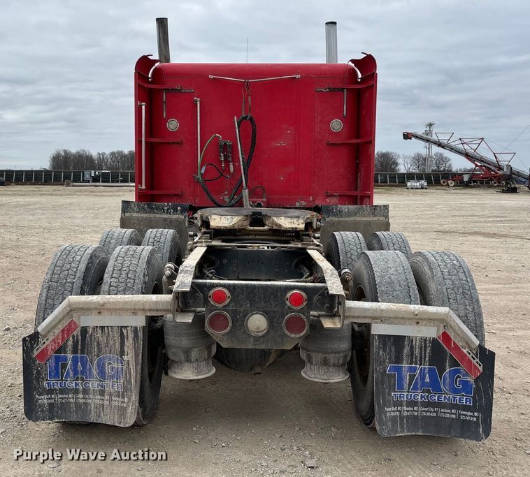 image for item DW7364 2001 Freightliner FLD120 semi truck