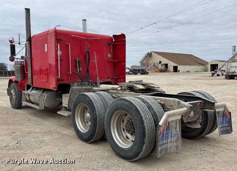 image for item DW7364 2001 Freightliner FLD120 semi truck