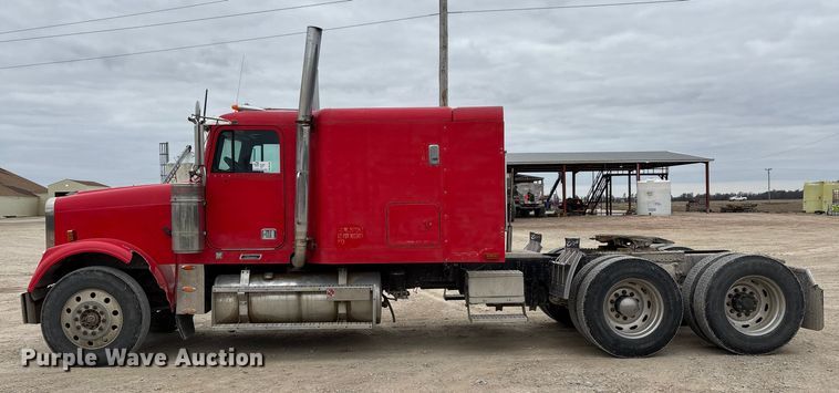 image for item DW7364 2001 Freightliner FLD120 semi truck