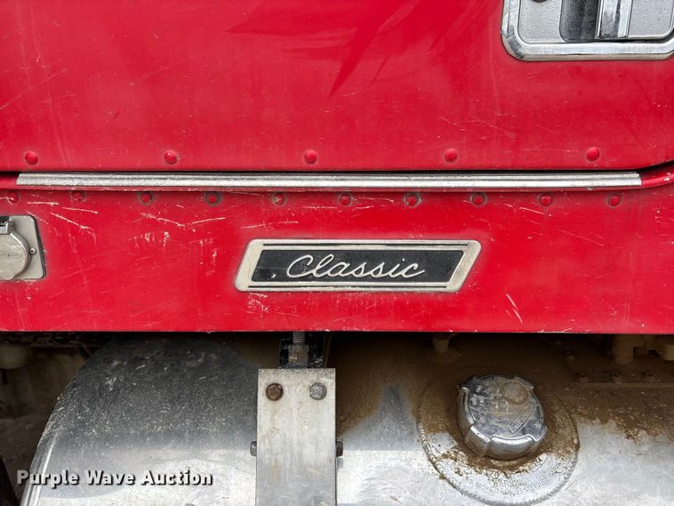 image for item DW7364 2001 Freightliner FLD120 semi truck