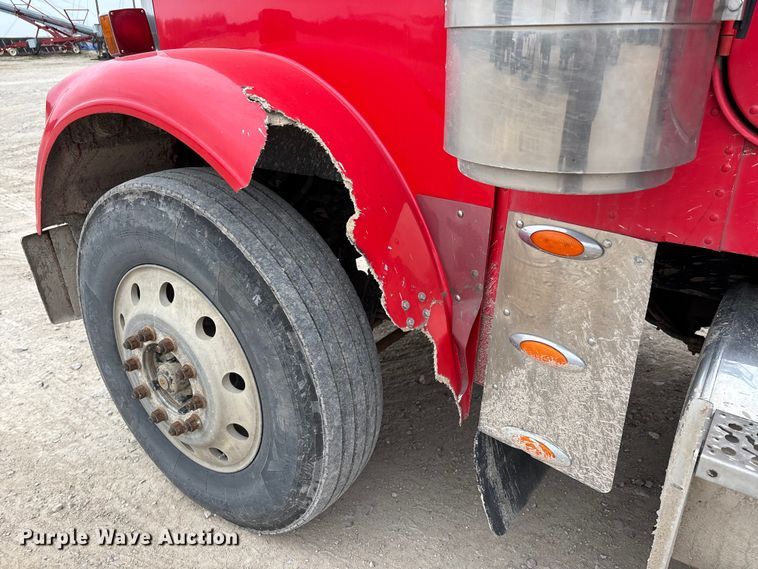 image for item DW7364 2001 Freightliner FLD120 semi truck