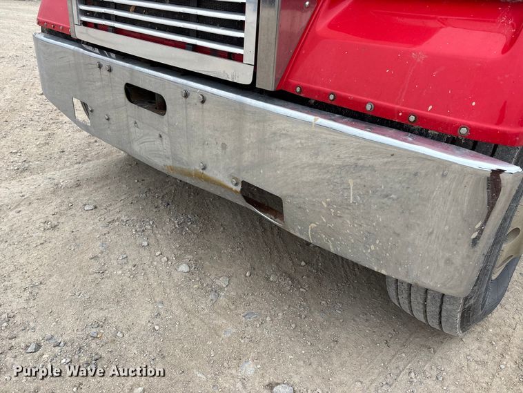 image for item DW7364 2001 Freightliner FLD120 semi truck