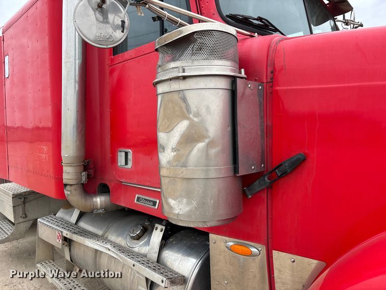 image for item DW7364 2001 Freightliner FLD120 semi truck