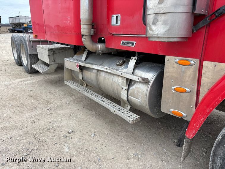 image for item DW7364 2001 Freightliner FLD120 semi truck