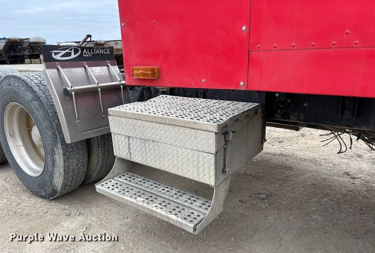 image for item DW7364 2001 Freightliner FLD120 semi truck