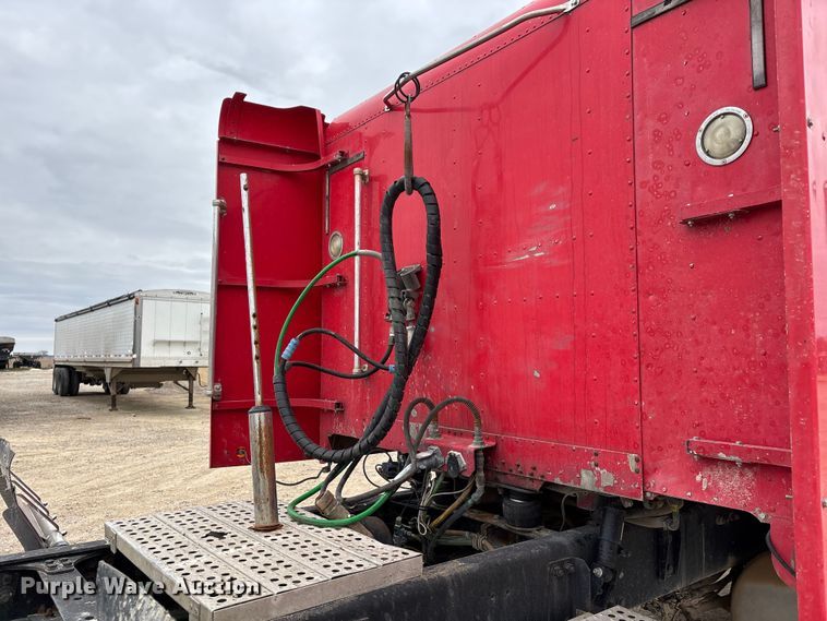 image for item DW7364 2001 Freightliner FLD120 semi truck