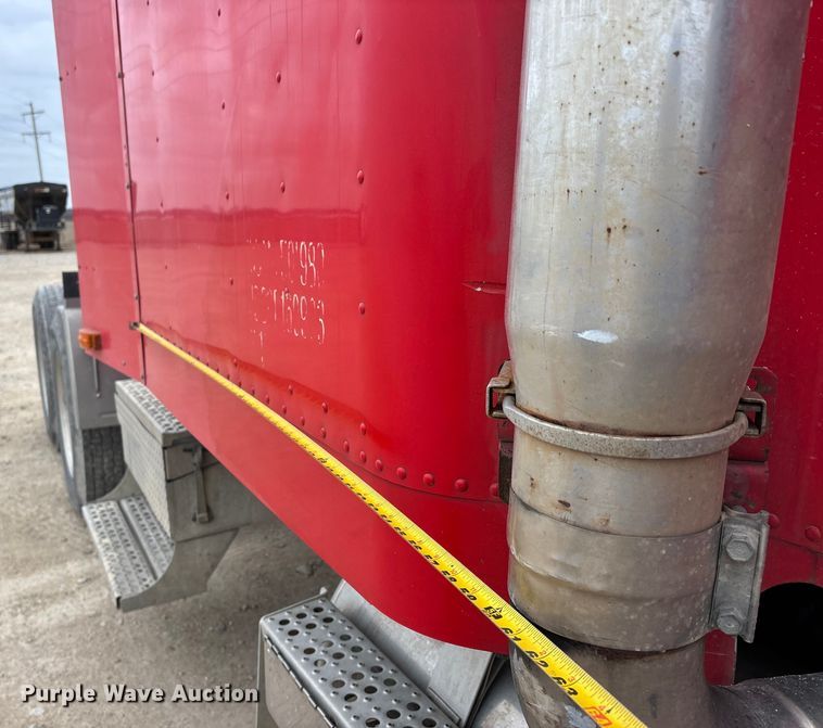 image for item DW7364 2001 Freightliner FLD120 semi truck